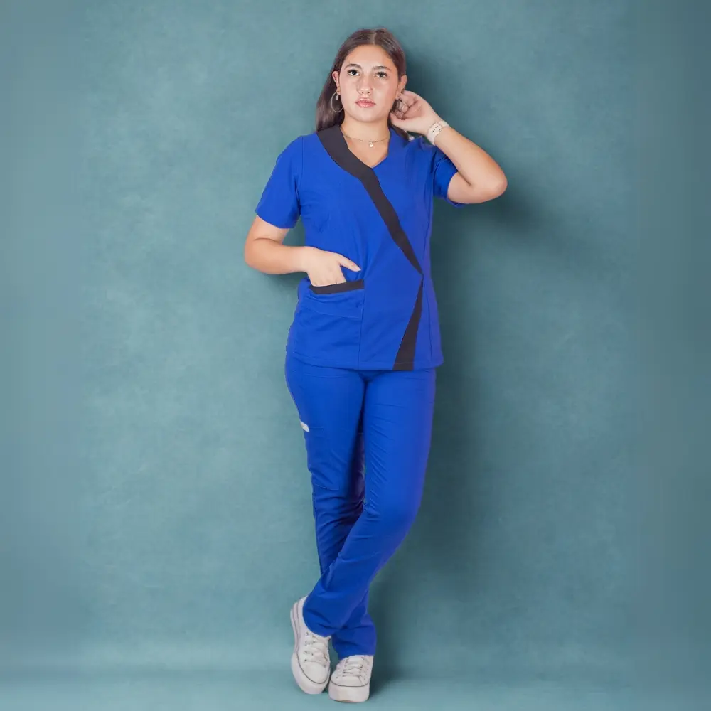 Uniforme clínico Milan color azul rey.webp
