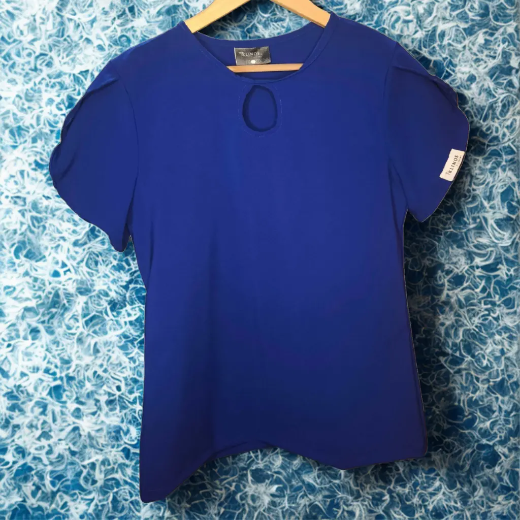Blusa scrubs Antifluido Praga en color Azul Rey.webp