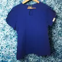 Blusa scrubs Antifluido Praga en color Azul Rey.webp
