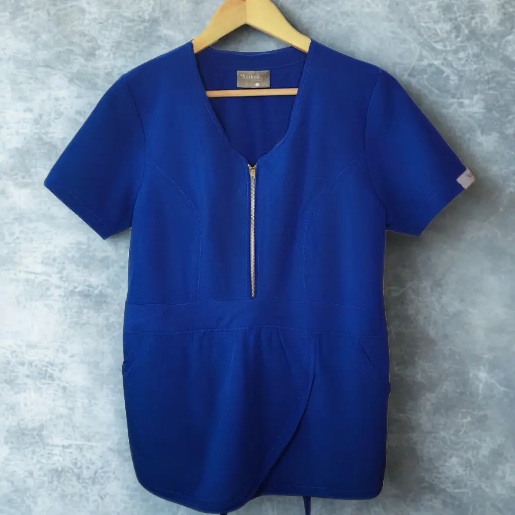 Blusa scrubs Antifluido Múnich en color Azul Rey.webp