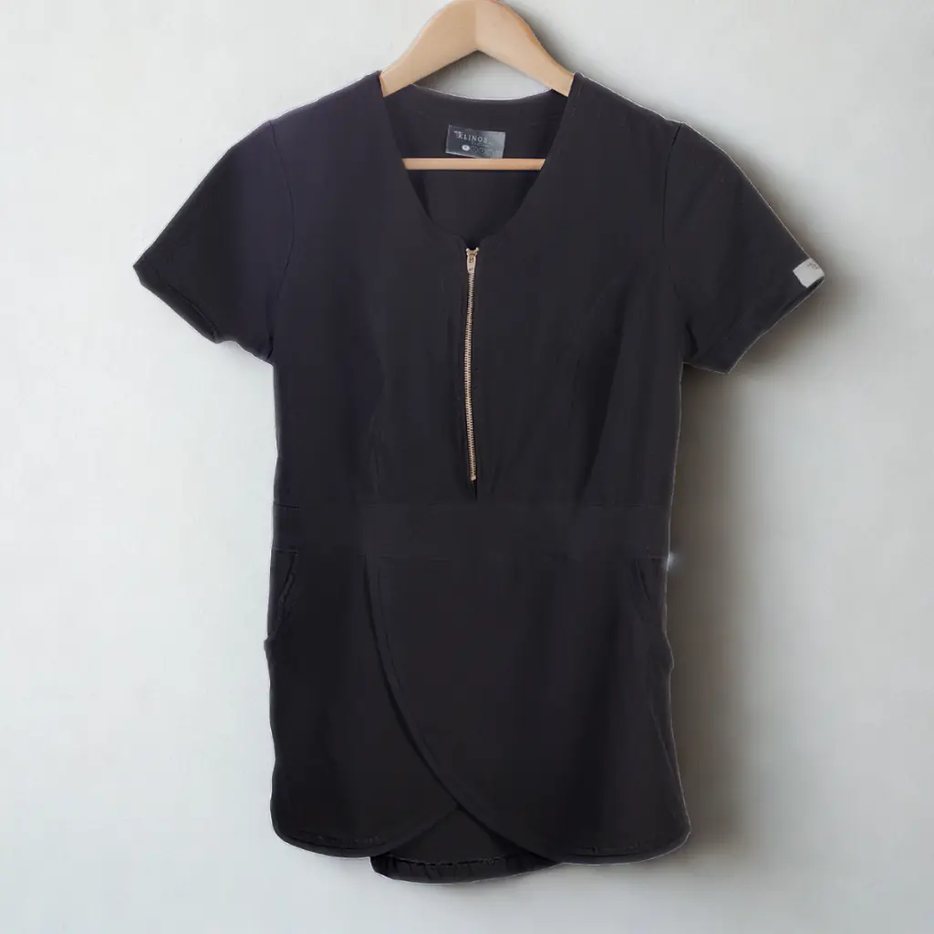 Blusa scrubs Antifluido Múnich en color Negro.webp