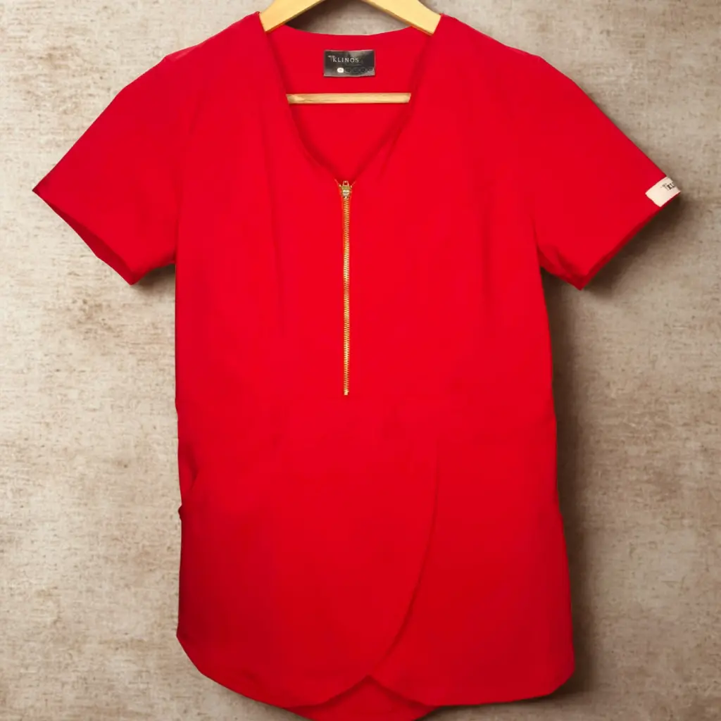 Blusa scrubs Antifluido Múnich en color Rojo.webp