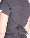 Uniforme clínico Múnich detalle ajuste cintura.webp