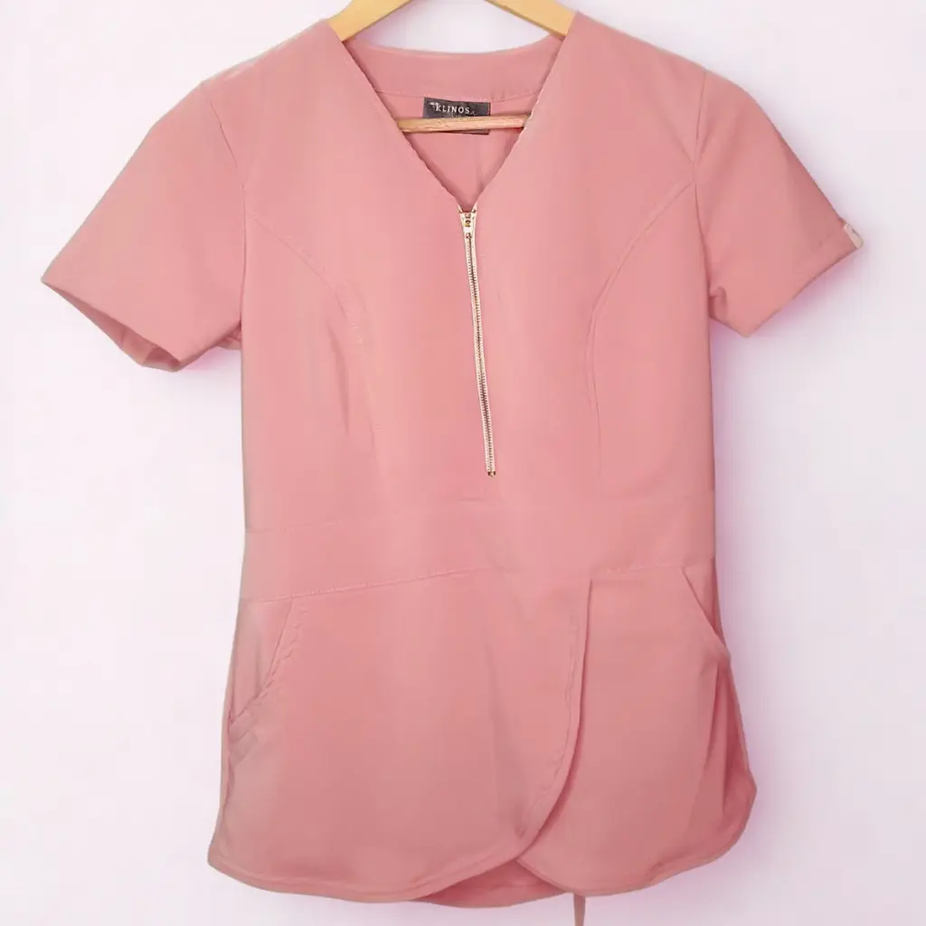 Blusa scrubs Antifluido Múnich en color Palo Rosa.webp