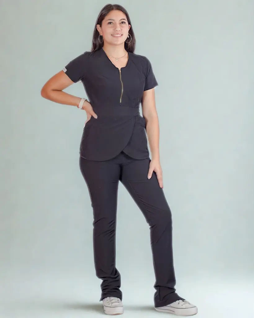 Uniforme clínico Antifluido Múnich en color negro.webp