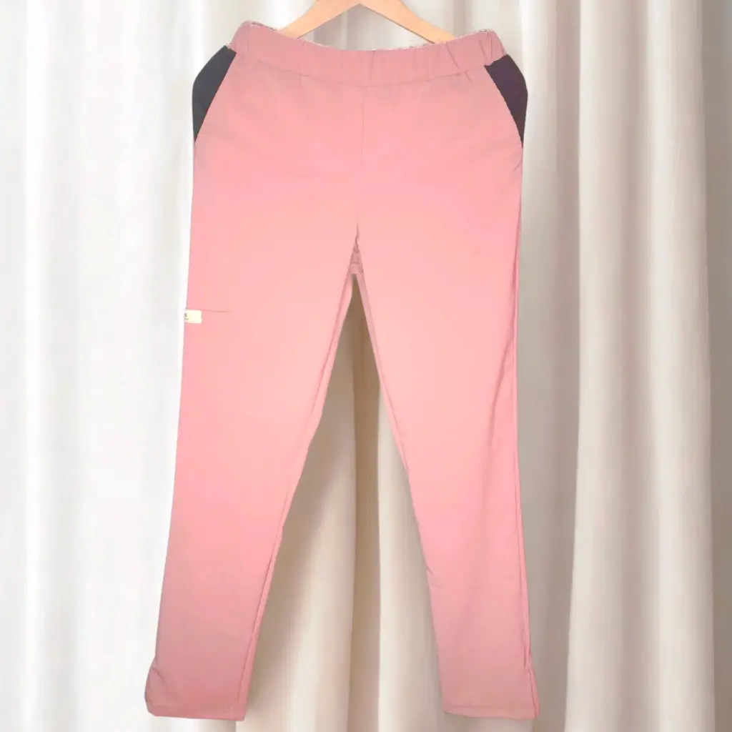 Pantalón scrubs Antifluido Milán en color palo rosa.webp