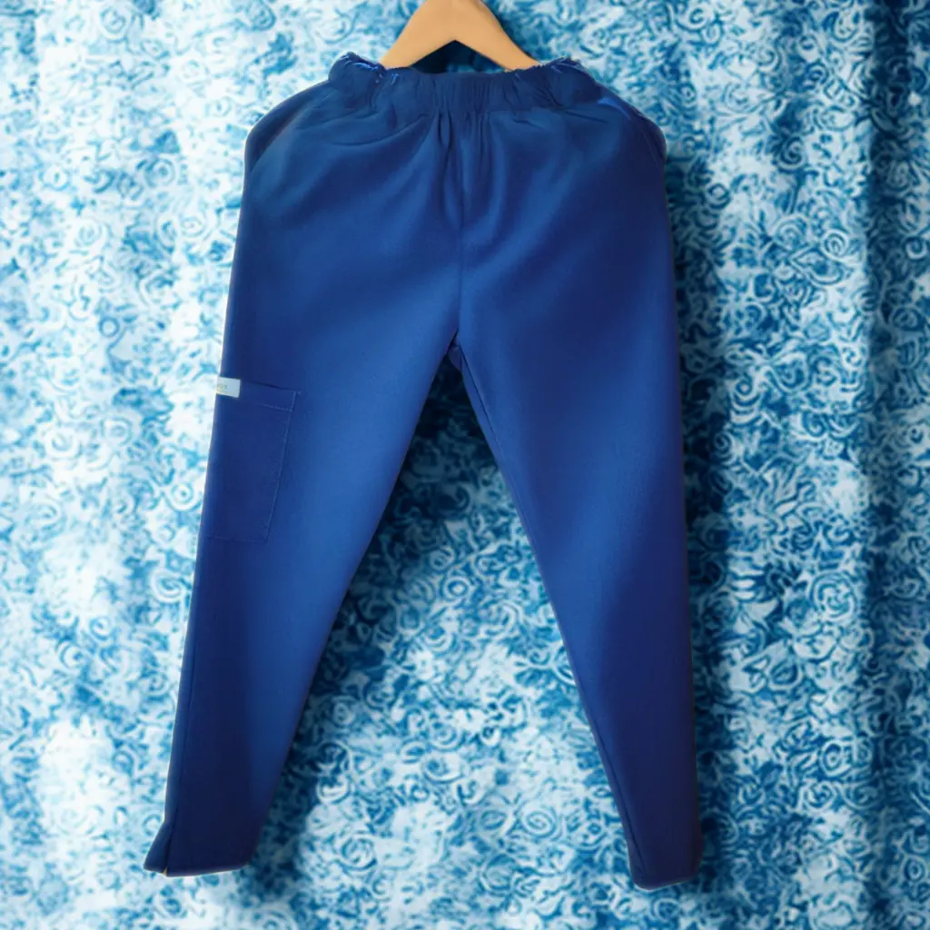 Pantalón scrubs antifluido Múnich en color Azul Rey.webp