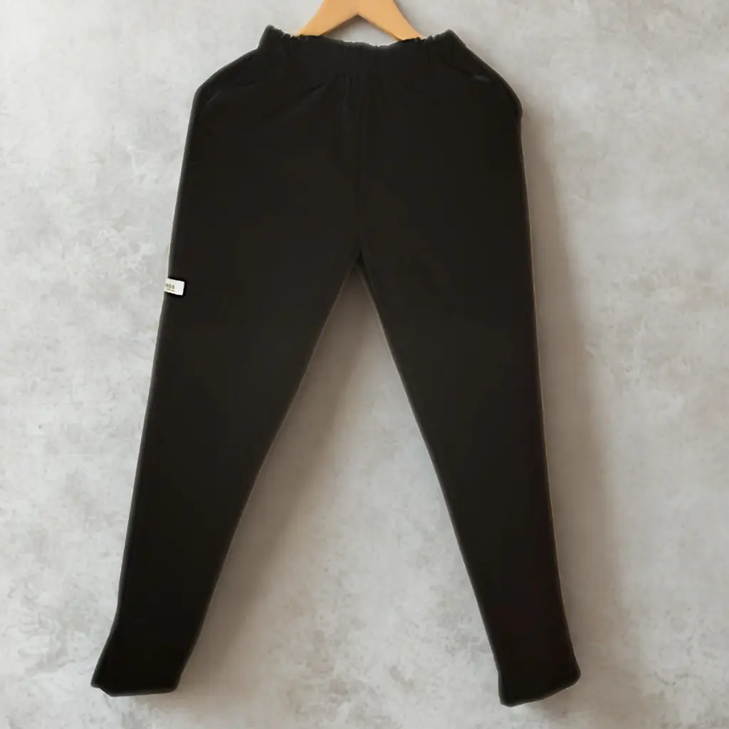 Pantalón scrubs antifluido Múnich en color negro.webp