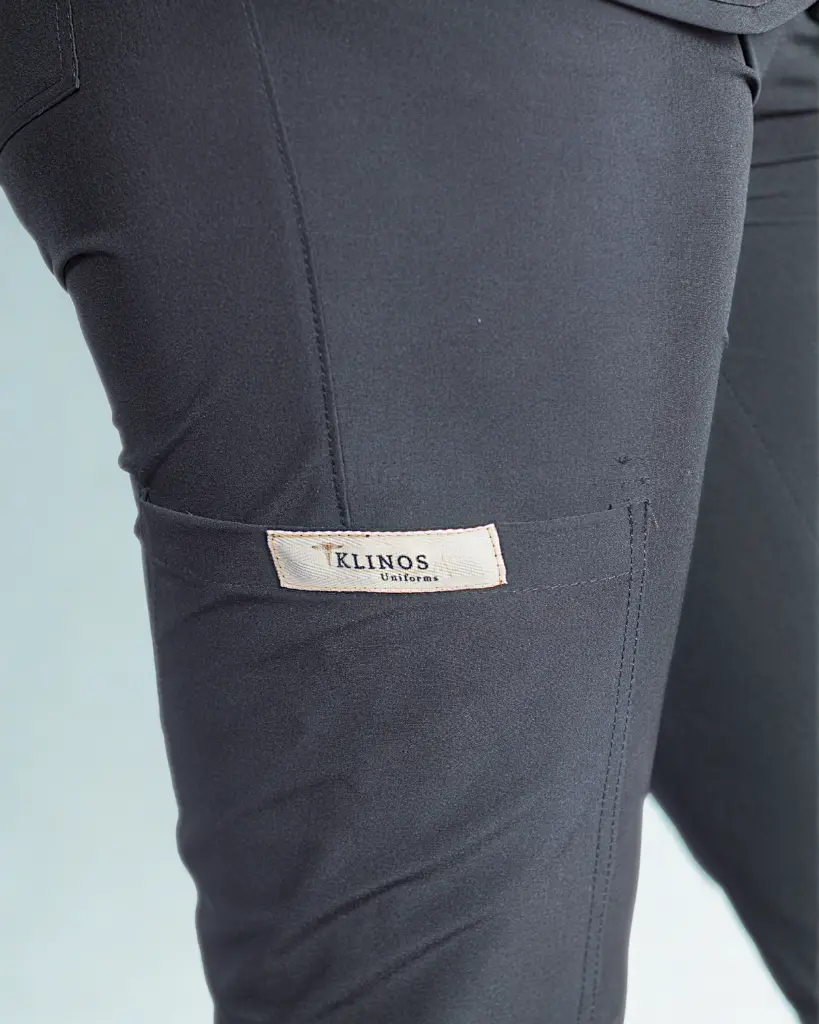 Pantalón scrubs Antifluido Múnich enfoque bolsillo color negro.webp