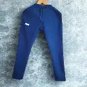 Pantalón scrubs Antifluido Praga en color azul rey.webp