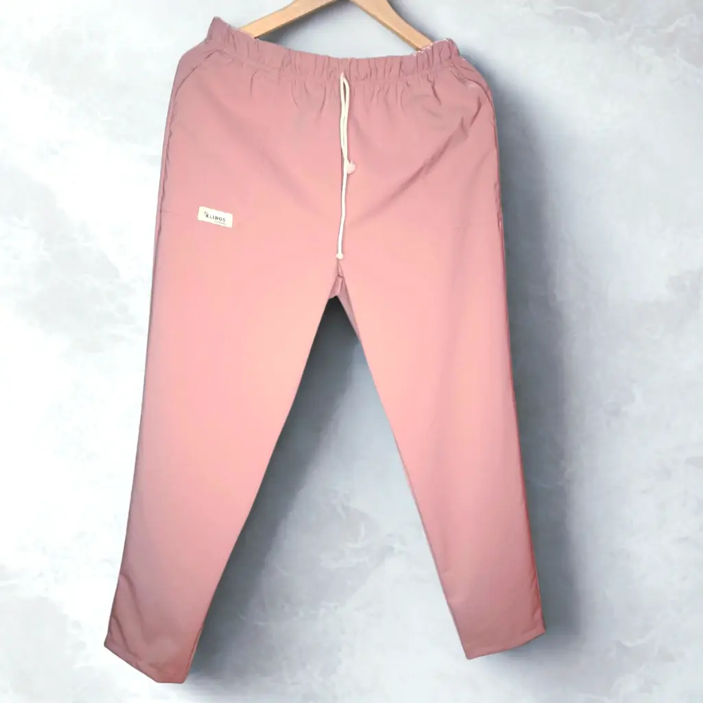 Pantalón scrubs Antifluido Praga en color palo rosa.webp