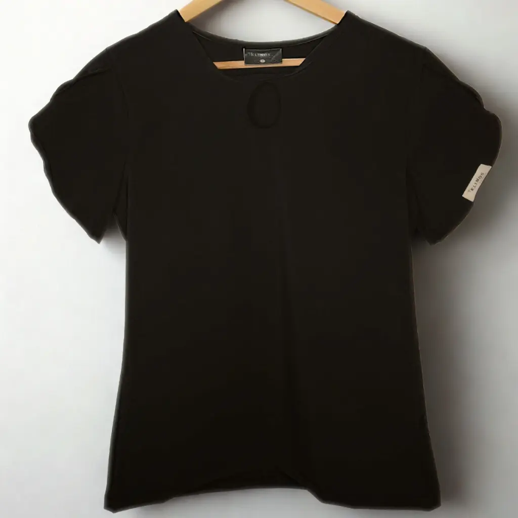 Blusa scrubs Antifluido Praga en color Negro.webp